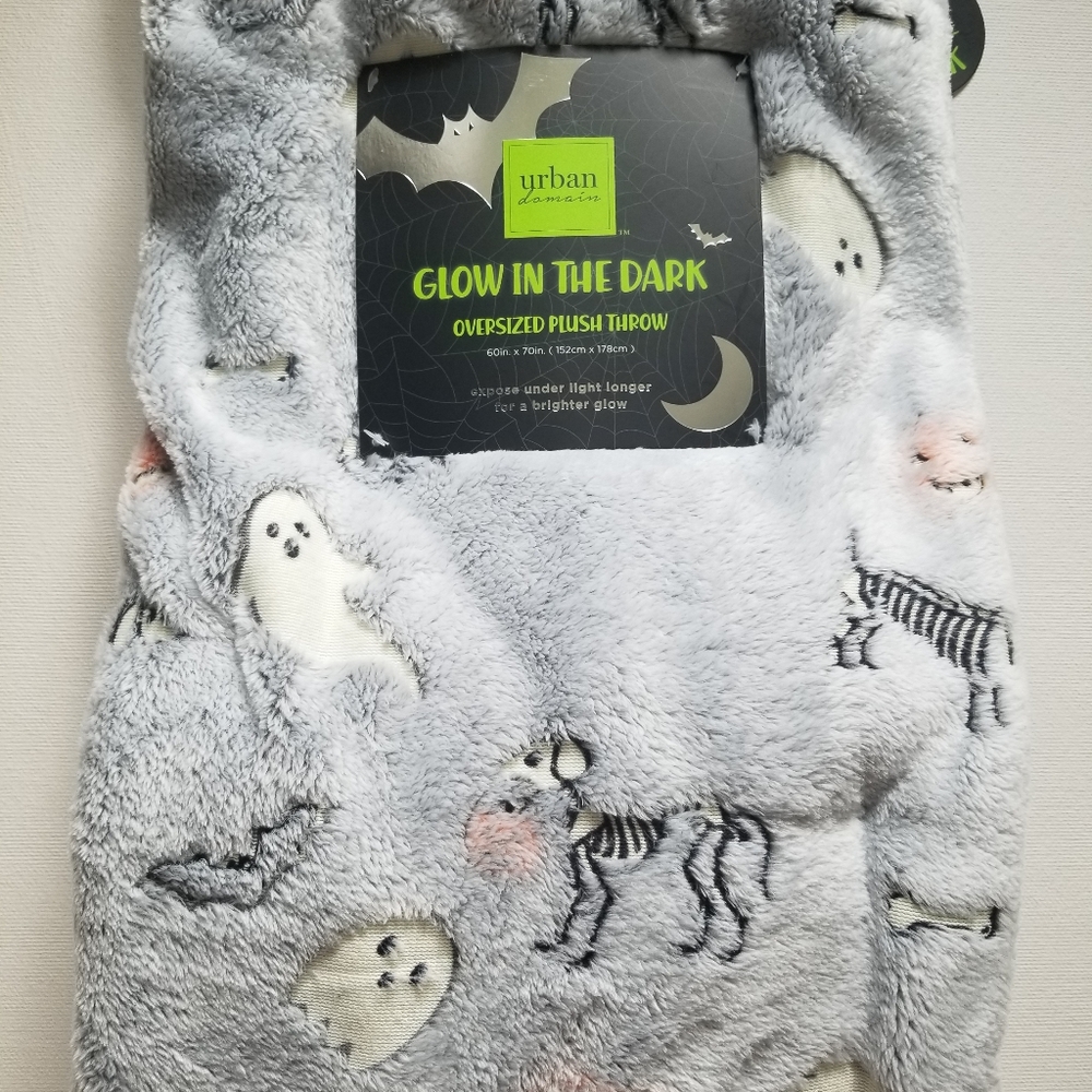 New Halloween/Fall Skeleton Dog, Bat, Ghost & Pumkin Glow in the Dark Throw